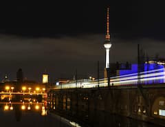 S-Bahn-Zge fahren in Berlin am Bahnhof an der Jannowitzbrcke vorber (Langzeitbelichtung).