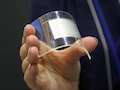 Eine Mietarbeiterin von Panasonic zeigt den Prototypen eines biegbaren Lithium-Ionen-Akkus