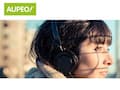 Musikstreaming-Dienst Aupeo! Logo und Frau mit Kopfhrern