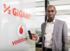 Vodafone Technik-Chef Eric Kuisch prsentiert neue Spitzengeschwindigkeit. Ab sofort knnen Kunden in ersten Stdten mit bis zu einem halben Gigabit pro Sekunde mit dem Smartphone surfen.