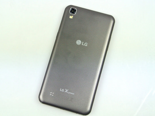 LG X Power mit Rckseite aus mattem Kunststoff