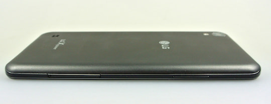 LG X Power: SIM- und SD-Karten-Zugang befindet sich seitlich am Kunststoff-Rahmen