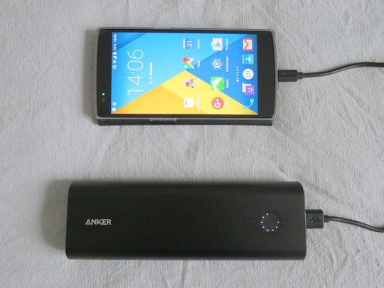 Der Anker-Akku ldt das Oneplus-Smartphone