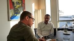 teltarif-Redakteur Thorsten Neuhetzki (links) im Gesprch mit Telekom-Chef Niek Jan van Damme