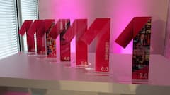 Magenta 1.0 bis Magenta 7.0 als Symbole bei einer Telekom-Pressekonferenz. Jetzt stehen die Einsen bei Niek Jan van Damme im Bro.