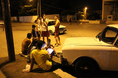 Jugendliche an einem ffentlichen WLAN-Zugriffspunkt in Havanna. (Symbolfoto)
