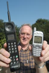 GSM-Mobilfunkgerte: Links das Motorola International 3200 (1994), rechts das Siemens SL45 (2001)
