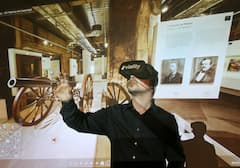 Einsatz einer VR-Brille in einem Technikmuseum