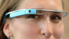 Eine junge Frau trgt ein Google Glass auf einem Brillenrahmen.
