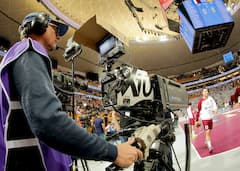 Ein Kameramann filmt das Viertelfinalspiel bei der Handball-WM 2015 in Doha/Katar zwischen Deutschland und Katar. 