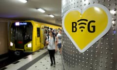 Mit diesem Symbol weist die BVG auf den Bahnhfen auf ihr Kostenlos-WLAN hin