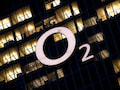 Das Logo des Mobilfunkanbieters O2 leuchtet an der Zentrale von Telefonica Deutschland / O2 in Mnchen.