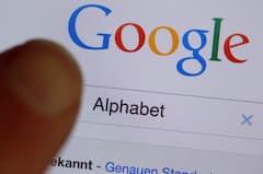  Der Suchbegriff "Alphabet" ist auf einem Monitor mit der Suchmaschinen-Webseite von Google zu sehen (gestelltes Foto).