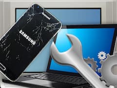 Grafik mit Schraubenschlssel und Schrauben vor Flachbildschirm, Laptop und defektem Smartphone