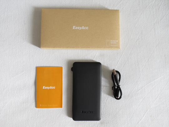 Powerbank von EasyAcc mit Verpackung, Micro-USB-Kabel und Anleitung