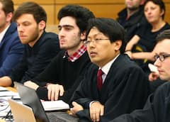 Anas M. sitzt im Landgericht Wrzburg neben seinem Rechtsanwalt Chan-jo Jun.