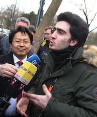 Anas M. spricht vor dem Landgericht Wrzburg neben seinem Rechtsanwalt Chan-jo Jun zu Journalisten.