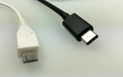 Der USB-Typ-C (rechts) soll Nutzern Vorteile bringen. Doch die Buchsen machen hufig Probleme.