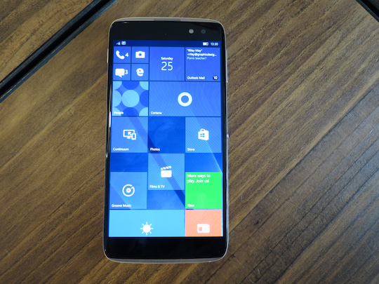 Homescreen von Windows 10 Mobile auf dem Alcatel-Smartphone