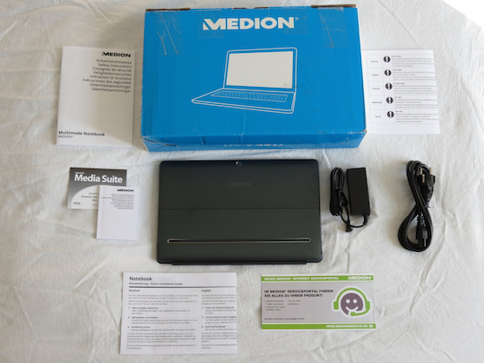Das Medion-Tablet mit Zubehr, Anleitung und Verpackung