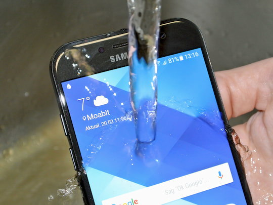 Galaxy A5 (2017) besteht Wassertest