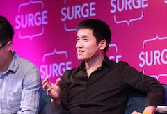 Der Chef des chinesischen Smartphone-Unternehmens OnePlus, Pete Lau, spricht auf der Startup-Konferenz Surge im indischen Bangalore.