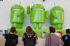 Gste stehen auf der Entwicklerkonferenz Google I/On in San Francisco vor Nachbildungen des Logos von Android. 