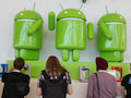 Gste stehen auf der Entwicklerkonferenz Google I/On in San Francisco vor Nachbildungen des Logos von Android. 