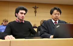 Anas M. im Landgericht Wrzburg neben seinem Rechtsanwalt Chan-jo Jun