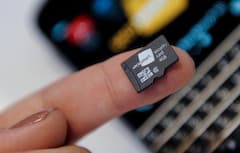 Eine Micro SD Karte liegt auf einem Finger.