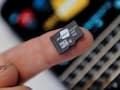 Eine Micro SD Karte liegt auf einem Finger.
