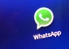 Auf einem Smartphone ist das Logo vom Instant-Messaging-Dienst WhatsApp zu sehen.