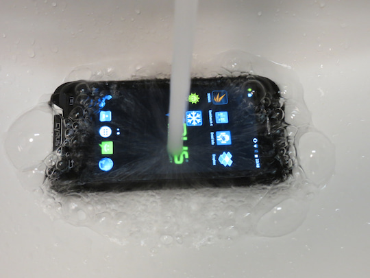 Smartphone-Reinigung unter flieendem Wasser kein Problem