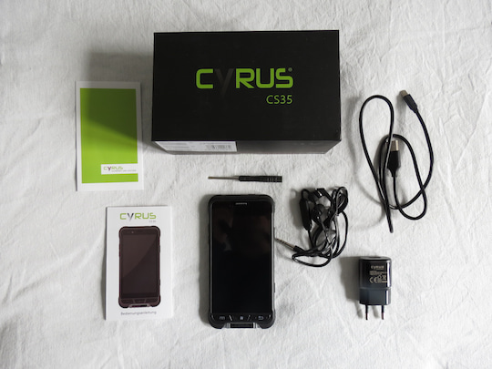 Cyrus-Smartphone mit Verpackung, Anleitungen und Zubehr
