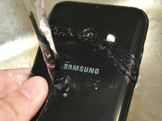 Samsung Galaxy A3 (2017) im Wasser-Test