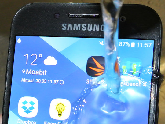 Display des Galaxy A3 (2017) spielt im Wasser-Test nicht verrckt