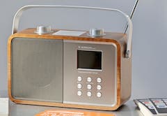Ein Radio mit Digitalempfang steht auf einem Tisch.