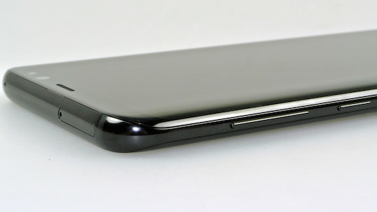 Die leichte Biegung der Seiten des Galaxy S8 Plus zeigt sich deutlich.