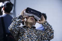 Eintauchen in virtuelle Welten: Junge mit VR-Brille