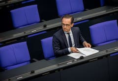 Bundesjustizminister Heiko Maas (SPD) verfolgt am 19.05.2017 im Bundestag in Berlin die Debatte.