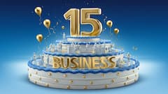 Eine Kuchen mit der Zahl 15 und dem Schriftzug "Business"