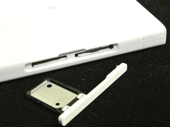 Nano-SIM- und microSD-Slot beim Xperia XA1