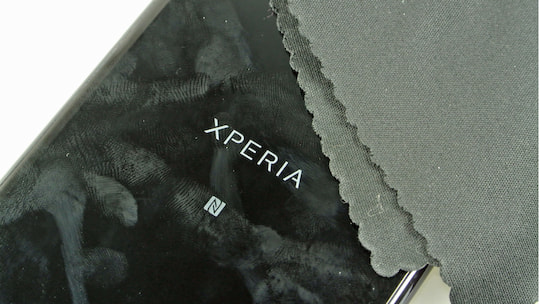 Fr das Sony Xperia XZ Premium haben wir im Test oft ein Putztuch bentigt: Es ist schnell fr Fingerabdrcke anfllig