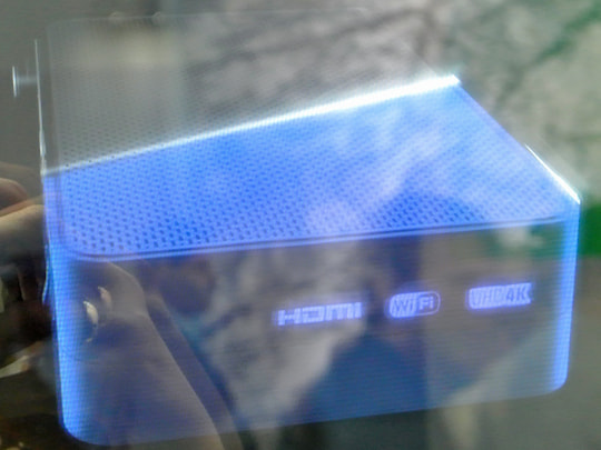 Hologramm zeigt HDMI, WiFi und UHD/4K auf der TV-Box an