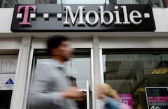 Menschen laufen an einer Filiale von T-Mobile in New York (USA) vorbei