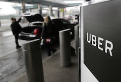 Ein Schild mit dem Logo des amerikanischen Dienstleistungsunternehmens Uber ist am 15.03.2017 in New York (USA) am einem Abholpunkt von Uber auf dem LaGuardia Flughafen zu sehen.