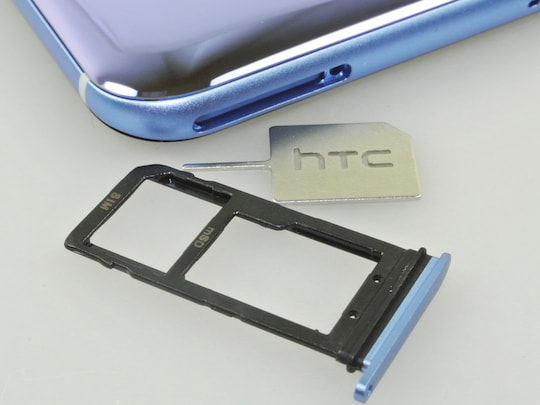 Nano-SIM- und microSD-Karten-Slot lsst sich mit einem Tool ffnen
