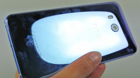 Rckseite des HTC U11 spiegelt stark und ist fr Schlieren anfllig