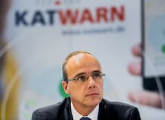 Der hessische Innenminister Peter Beuth (CDU) stellt in Wiesbaden (Hessen) Katwarn vor
