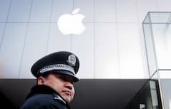 Chinesischer Polizist vor Apple Shop